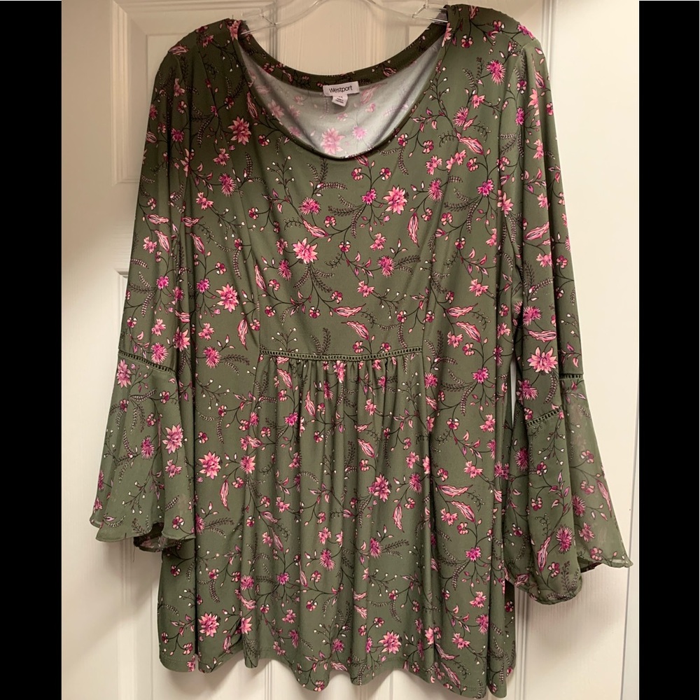 Blouse with flare sleeves